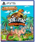 De cover van de PS5 game "New Joe & Mac: Caveman Ninja: T-Rex Edition". Twee cavemannen staan naast elkaar, met op de achtergrond een T-Rex, palmbomen en insecten. PEGI 7 rating.