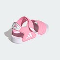 Roze Adidas kinder sandalen met witte golvende banden en drievoudig Adidas logo.