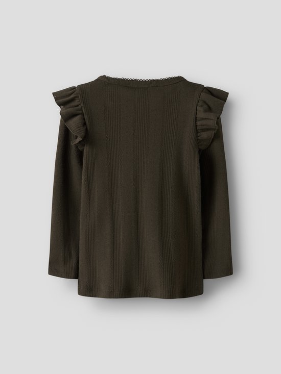 Achterkant van een donkergroen gebreid T-shirt met lange mouwen, ruches op de schouders en gaatjesstructuur.