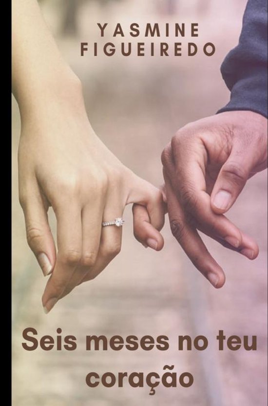 Deux mains se font le petit doigt, avec une bague à la main gauche. "Seis meses no teu coração" par YASMINE FIGUEIREDO.