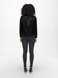 Achterkant van zwarte satijnen blouse met lange mouwen.