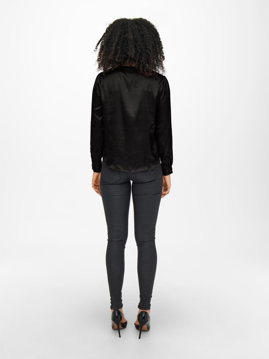 Achterkant van zwarte satijnen blouse met lange mouwen.
