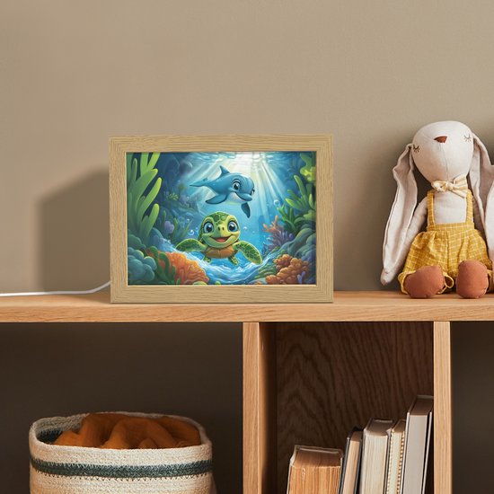 Nachtlampje 20x15 cm - Kinder lampje - Schildpad - Dolfijn - Oceaan - Tafellamp kinderkamer - Slaapkamer lamp - Bedlamp kinderen - Kinderlampje stopcontact - Wandlamp babykamer - Nachtlampjes van Merkloos — afbeelding 3