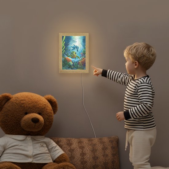 Nachtlampje 15x20 cm - Kinder lampje - Schildpad - Dolfijn - Oceaan - Tafellamp kinderkamer - Slaapkamer lamp - Bedlamp kinderen - Kinderlampje stopcontact - Wandlamp babykamer - Nachtlampjes van Decopatent — afbeelding 5