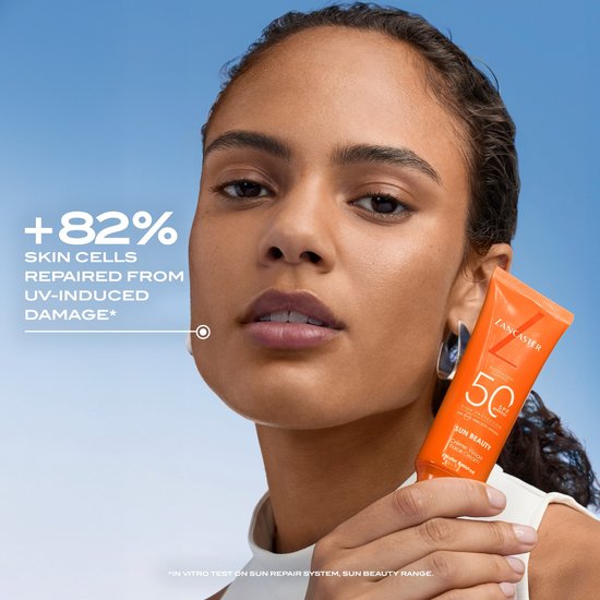 Vrouw met Lancaster Sun Beauty Face Cream SPF 50 tube. Tekst: +82% SKIN CELLS REPAIRED FROM UV-INDUCED DAMAGE.
