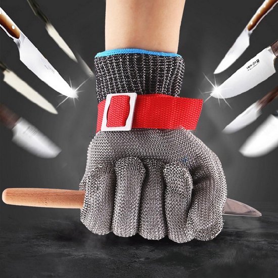 Metalen handschoen met rode polsband en blauwe rand, omringd door messen.