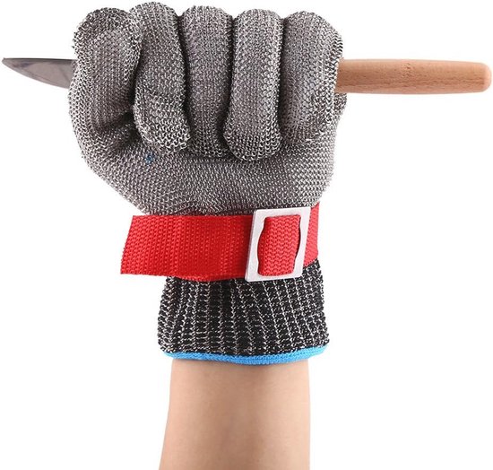 Metalen handschoen met rode polsband en blauwe rand, houdt een mes vast.