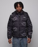 Man in zwarte puffer jas met witte wolkenprint en capuchon, met spijkerbroek.