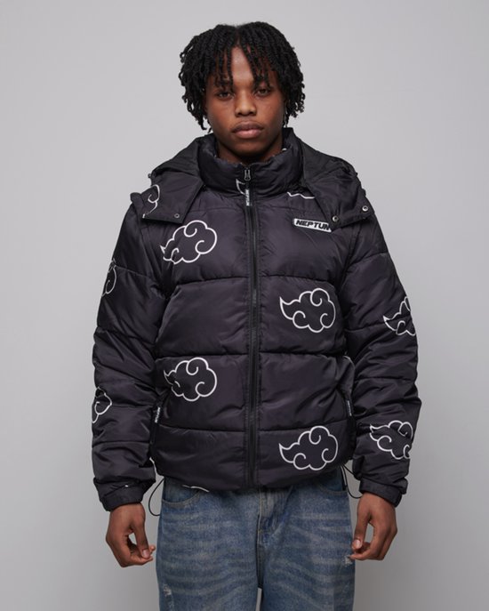 Man in zwarte puffer jas met witte wolkenprint en capuchon, met spijkerbroek.