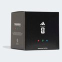 Zwarte doos met sterrenpatroon, Adidas-logo, FIFA-logo en landensymbolen.