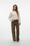 Model in wijde jeans met luipaardprint en gebroken wit trui.