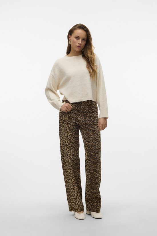 Model in wijde jeans met luipaardprint en gebroken wit trui.