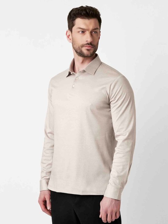 Man in beige longsleeve poloshirt, profielaanzicht.