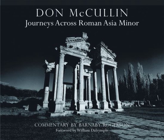 Boek 'Don McCullin: Journeys Across Roman Asia Minor'. Ruïne van oude Romeinse architectuur met tekst.