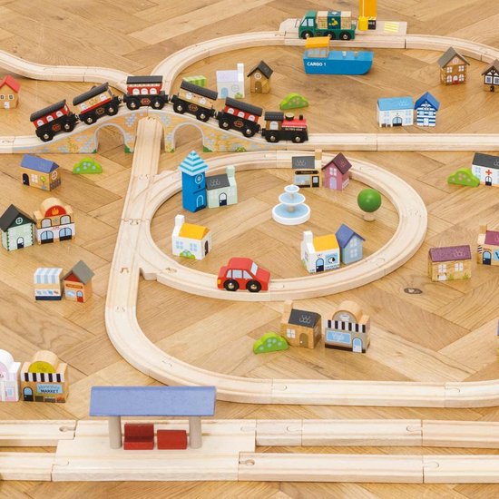 Kleurrijke Houten Speelgoedtrein Houten Treinen Op De Spoorstaven Met Wagens Die Symbolen Van Liefde Gezondheid Vrede En Geld Voor Nieuwe Image166899282