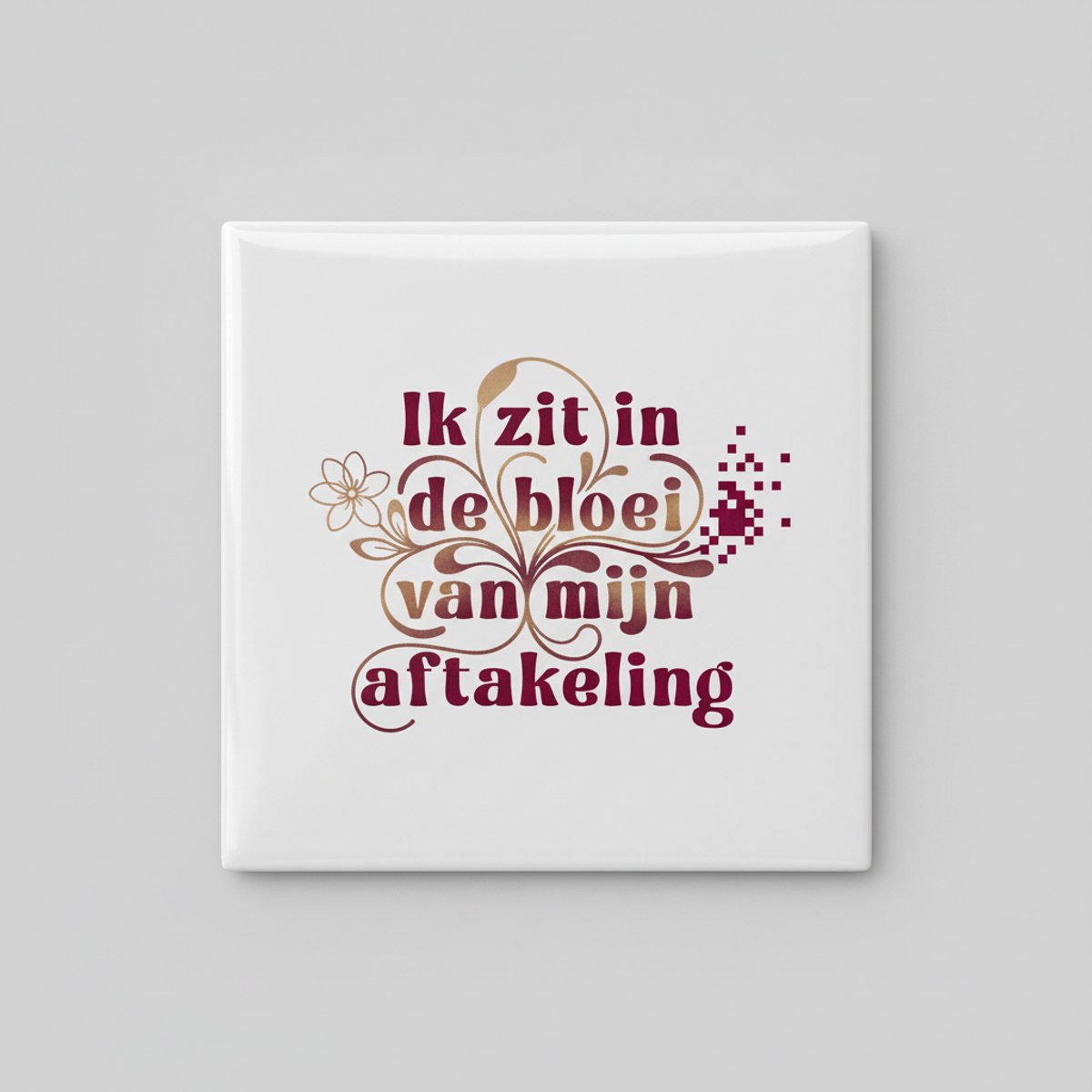 “Ik zit in de bloei van mijn aftakeling” Grappige Nederlandse Quote Tegel – Humoristische
