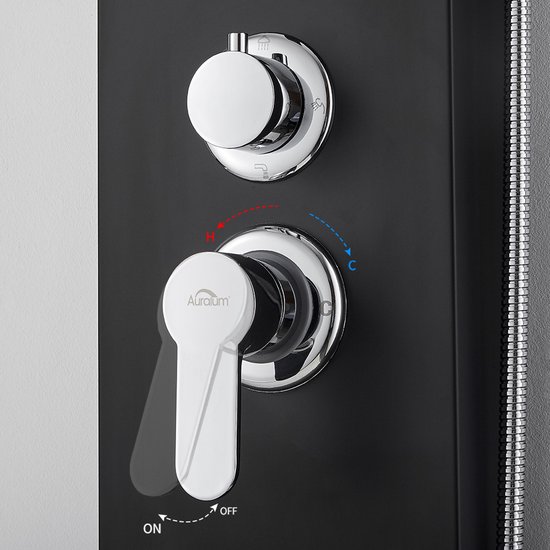 Close-up van een Auralum douchekraan met hendels voor temperatuur en waterstroom.