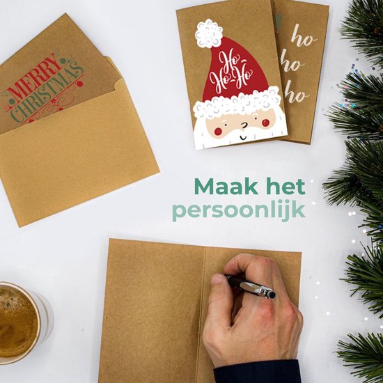 Persoonlijke kerstgroet maken: Een hand schrijft in een kraft kerstkaart met kerstman design.