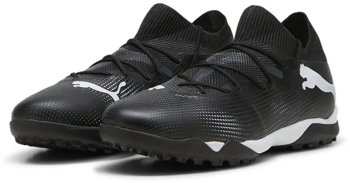 Puma Future 7 Match TT voetbalschoenen in zwart, EU 43, met elastische knit en lichtgewicht mesh voor optimale pasvorm.