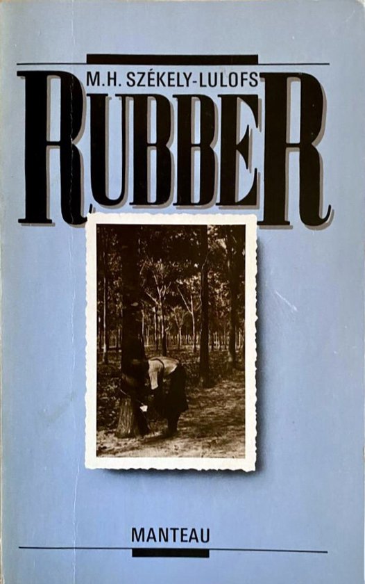 Boekcover met de titel RUBBER, met een zwart-witfoto van een persoon die rubberaftap doet in een bos.
