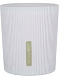 Witte geribbelde geurkaars van The Ritual of Sakura met een gouden label.