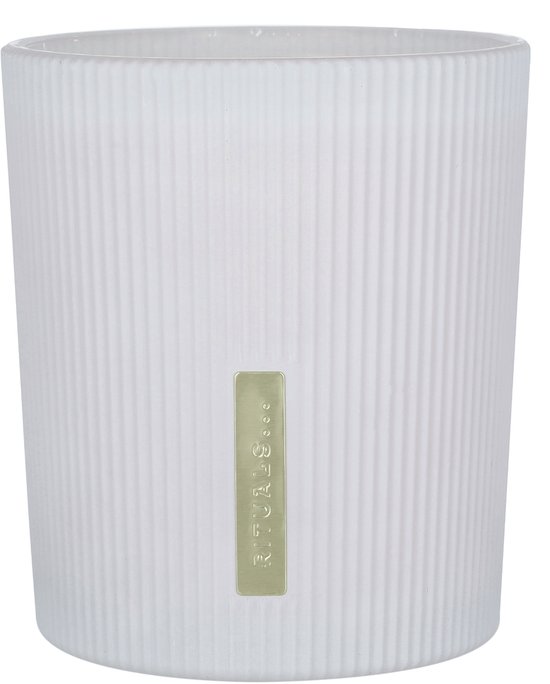 Witte geribbelde geurkaars van The Ritual of Sakura met een gouden label.