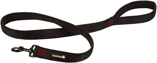 Zwarte hondenhalsband met een lus, rode stiksels en een metalen clip.