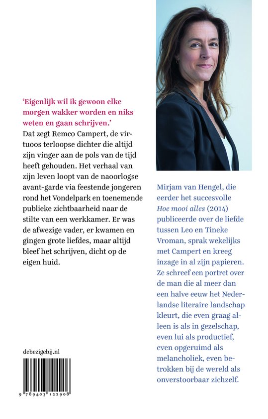 Vrouw in donkere blazer met witte blouse, lachend naar de camera. Achtergrond van een boek.