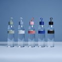 Vijf Mepal waterflessen met gekleurde doppen en banden: groen, lichtblauw, roze, blauw en zwart.