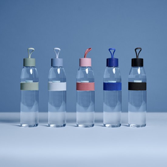 Vijf Mepal waterflessen met gekleurde doppen en banden: groen, lichtblauw, roze, blauw en zwart.
