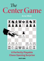 Boek 'The Center Game' van Arne Moll met een schaakbord en spelende handen.