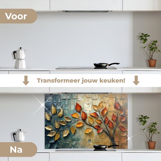 Voor en na de transformatie van een keuken met een zelfklevend spatscherm met een abstracte boom en bladeren.