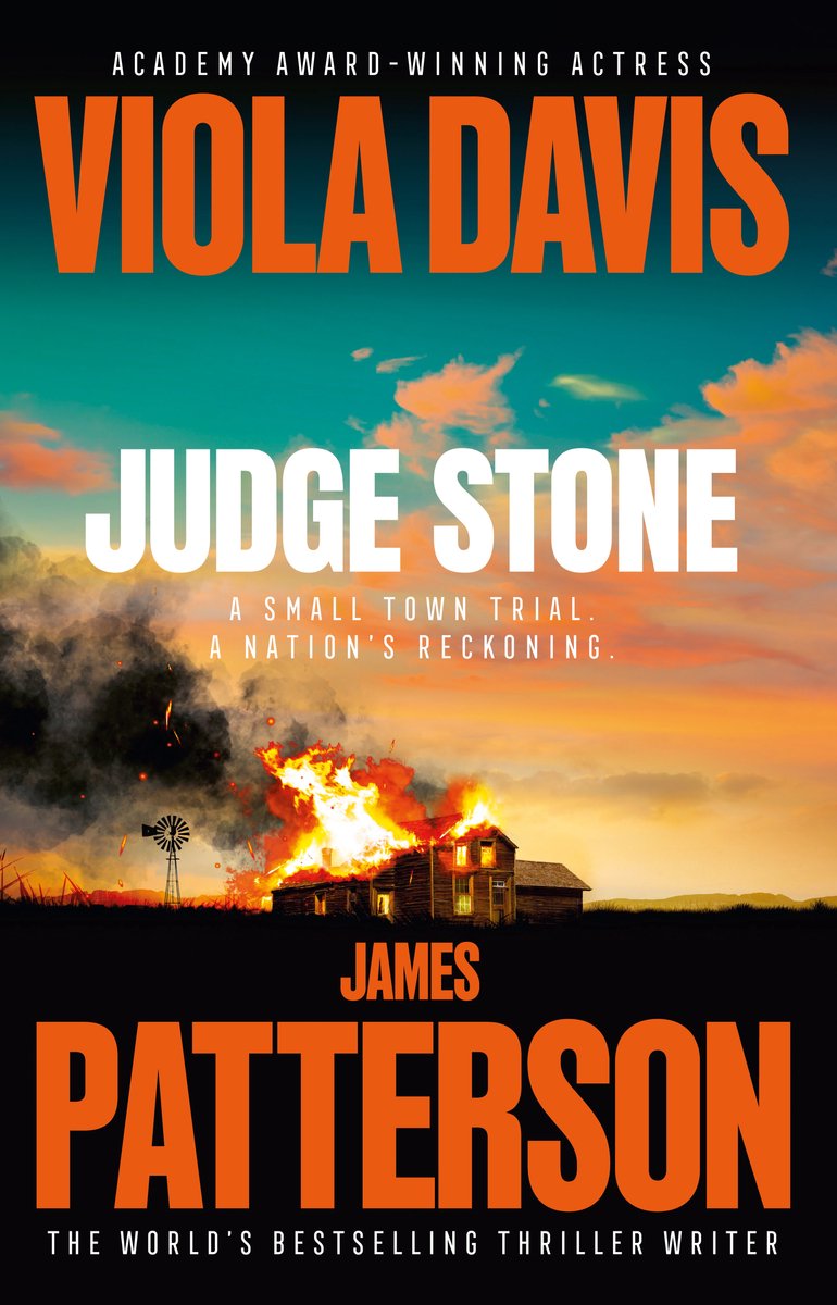 Boekomslag: "Judge Stone" van James Patterson met Viola Davis. Een brandend huis met een windmolen op de achtergrond.