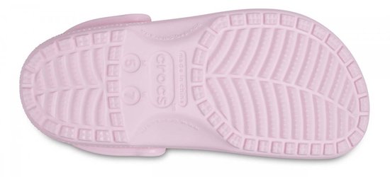Zool van een lichtroze Crocs klomp met profiel en 'made in China' en 'Crocs' opdruk.