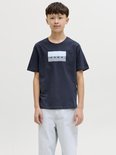 Jongens T-shirt in donkerblauw met een grafische print van 'JACK & JONES' in een rechthoek.