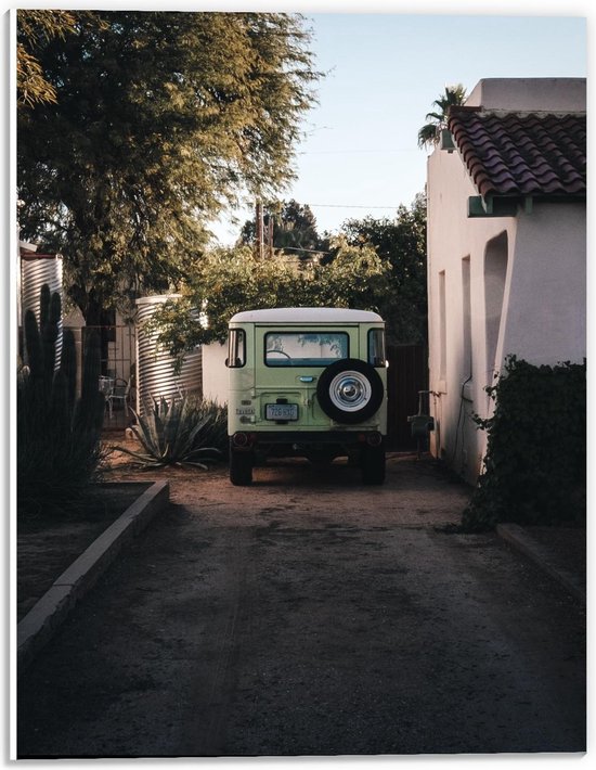 Forex - Groene Auto bij Wit Huis - 30x40cm Foto op Forex