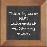 Wijsheden op krijtbord tegel over Thuis met spreuk :Thuis is waar WiFi automatisch verbinding maakt