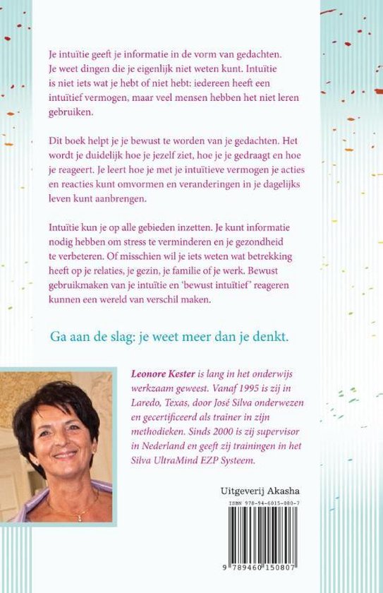 Achterkant boek met foto van auteur Leonore Kester. Tekst over intuïtie en biografie van de auteur.