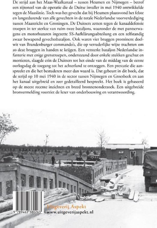 Achterkant boek 'De strijd aan het Maas-Waalkanaal', Mei 1940, met afbeeldingen van loopgraven en militaire voertuigen.