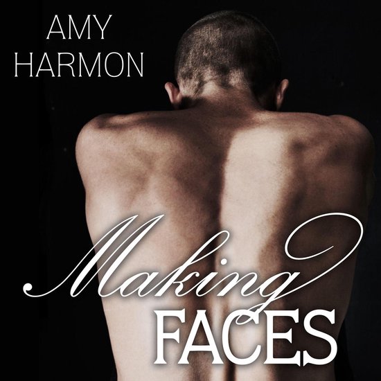 Boekomslag met de tekst 'Making FACES' en 'AMY HARMON'. Een man met zijn rug naar de kijker toe, belicht tegen een donkere achtergrond.