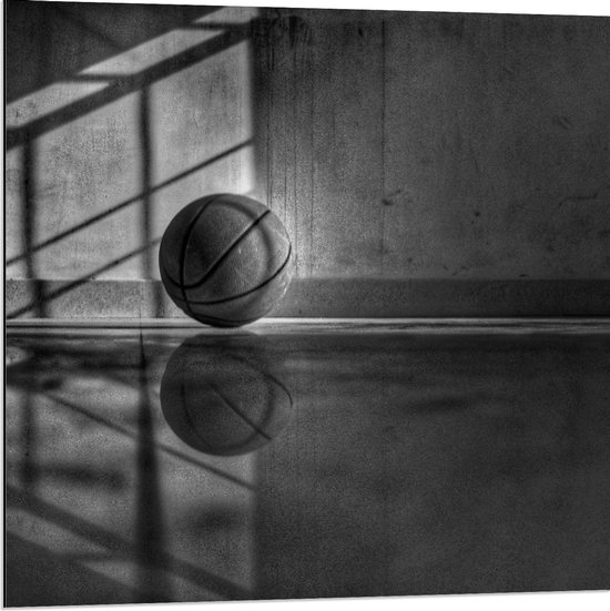 Dibond - Basketbal met Weerspiegeling (zwart/wit) - 80x80cm Foto op Aluminium (Met Ophangsysteem)