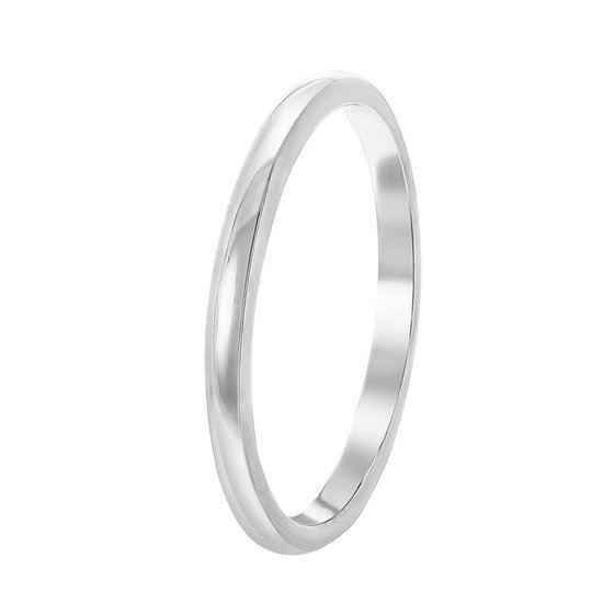 Slanke, zilverkleurige ring met ronde afwerking, op een witte achtergrond.