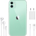 Mintgroene iPhone 11 met bijbehorende accessoires: oordopjes, oplaadkabel, USB-adapter en lichtnetadapter.