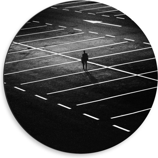 Dibond Wandcirkel - Eenzame Man op Parkeerplaats - 50x50cm Foto op Aluminium Wandcirkel (met ophangsysteem)