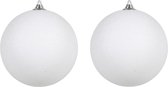 2x Witte grote decoratie glitter kerstballen 25 cm - hangdecoratie / boomversiering glitter kerstballen
