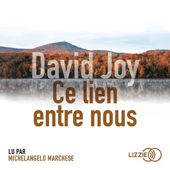 Albumhoes 'Ce lien entre nous' met David Joy, tekst 'Ce lien entre nous' en 'Lu par Michelangelo Marchese'. Natuurlandschap met herfstbomen en bergen.