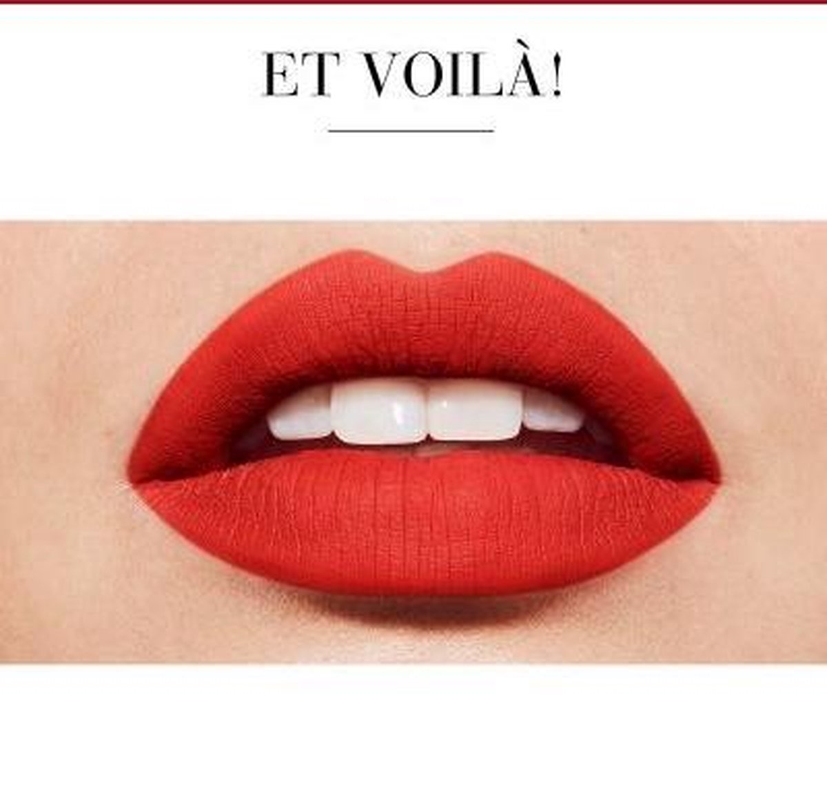Een rode lipstick met zwarte applicator, naast een open rode huls. De huls heeft de tekst 'ROUGE VELVET The lipstick BOURJOIS'.