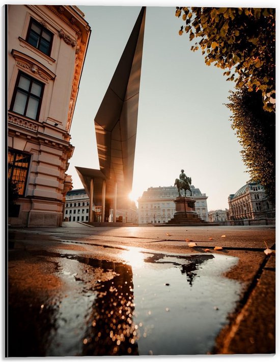 Dibond - Natgeregend Plein met Zonnestralen - 30x40cm Foto op Aluminium (Met Ophangsysteem)