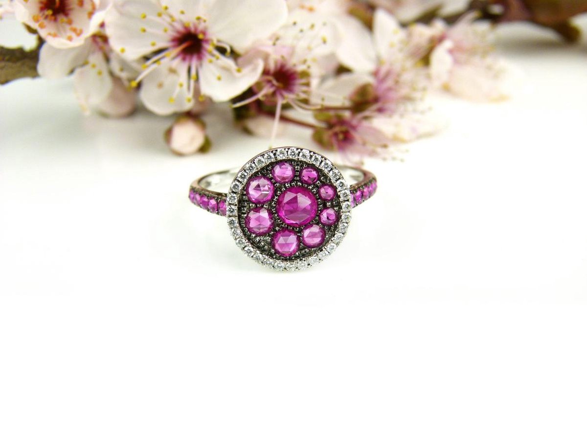 Ring in wit goud gezet met robijn en diamant