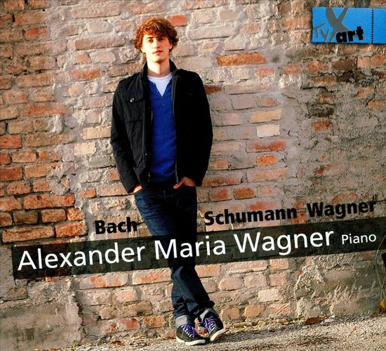 Jonge man met bruin haar, gekleed in een blauw shirt, donkere jas en spijkerbroek, leunt tegen een bakstenen muur. Tekst: Alexander Maria Wagner Piano